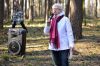 Seniorka przemawia przez mikrofon